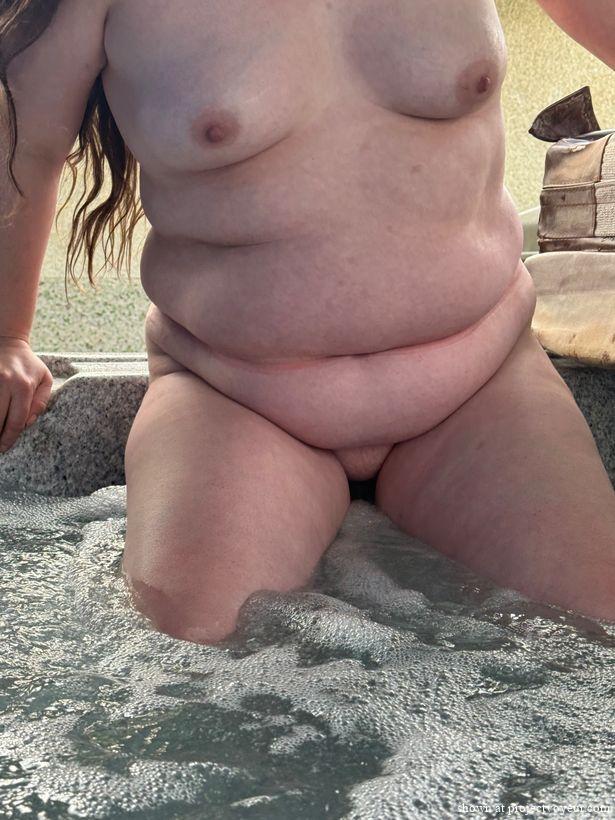 Nude hot tub  - image3